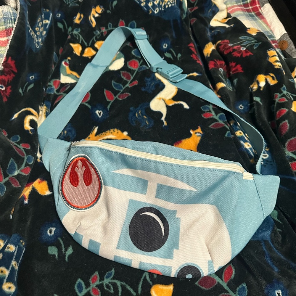 Disney Parks STAR WARS R2-D2 crossbody/belt bag